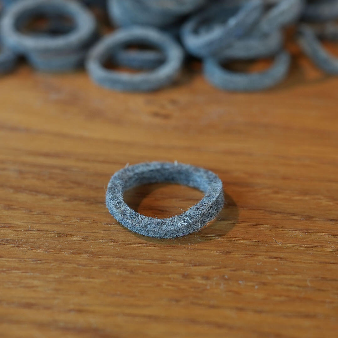 100 Filz Ringe aus 4 mm Wollfilz meliert 2,8 / 2,2 cm