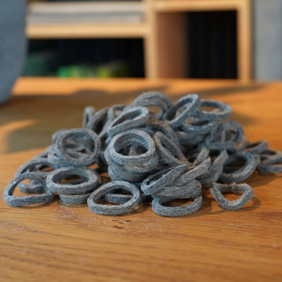 100 Filz Ringe aus 4 mm Wollfilz meliert 2,8 / 2,2 cm