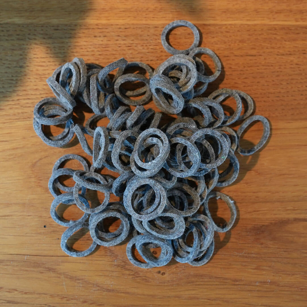 100 Filz Ringe aus 4 mm Wollfilz meliert 2,8 / 2,2 cm
