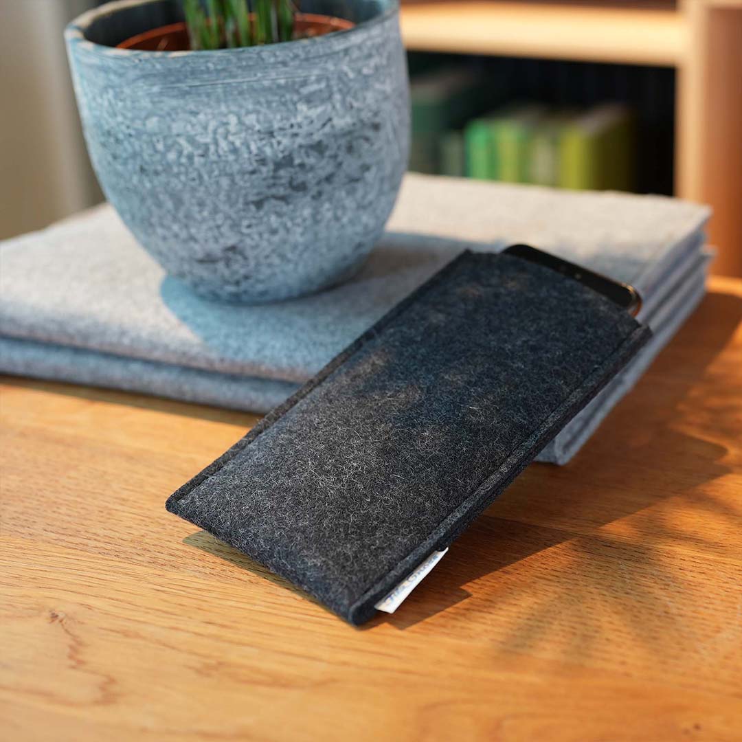 Handytasche aus nachhaltigem Filz, handgemacht in Köln, Schutz für das Smartphone