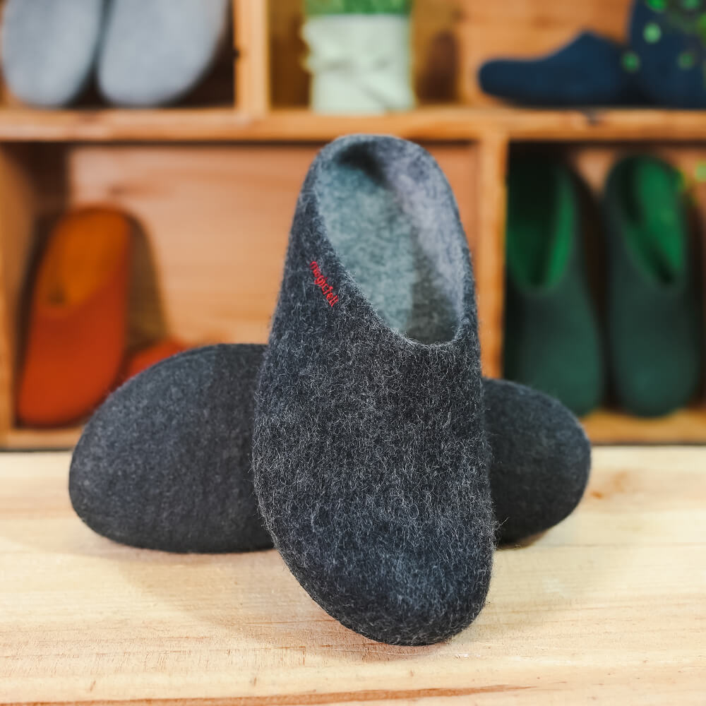 Pantoffeln von Magicfelt in grau