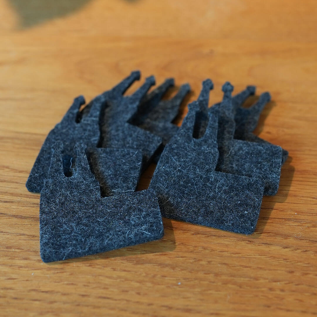7 Filz Dome aus 3 mm Wollfilz anthrazit 5x6 cm