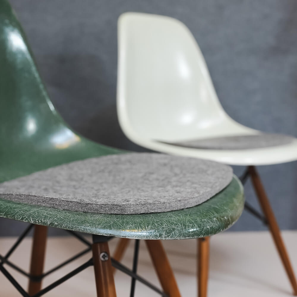 Sitzunterlage aus dicken Sattelfilz in grau für Eames Stühle