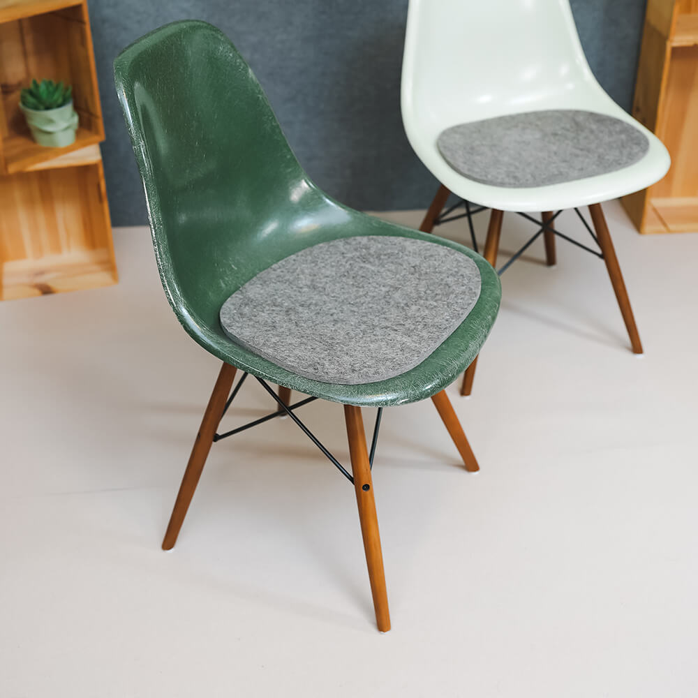 Zwei Stühle von Eames mit passender Filz Sitzunterlage