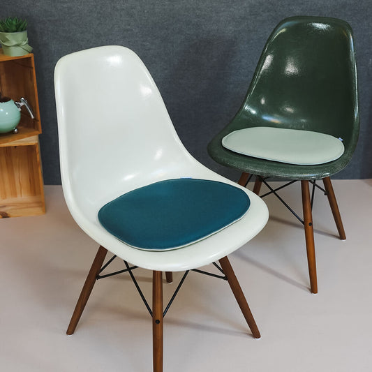 Eames Filz Sitzkissen, 2 Eames Stühle mit Sitzunterlagen