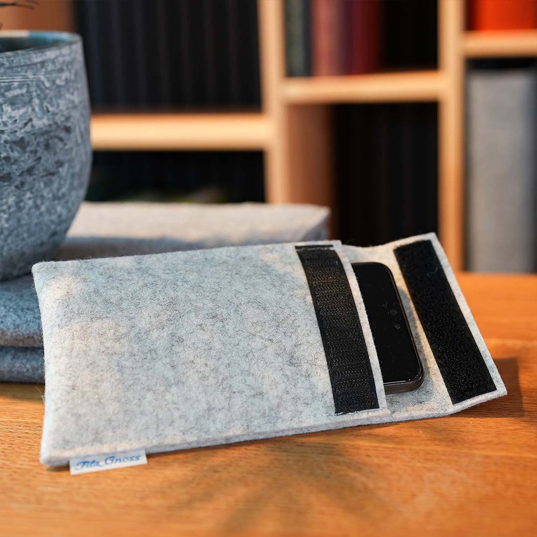 Graue Handytasche aus nachhaltigem Filz