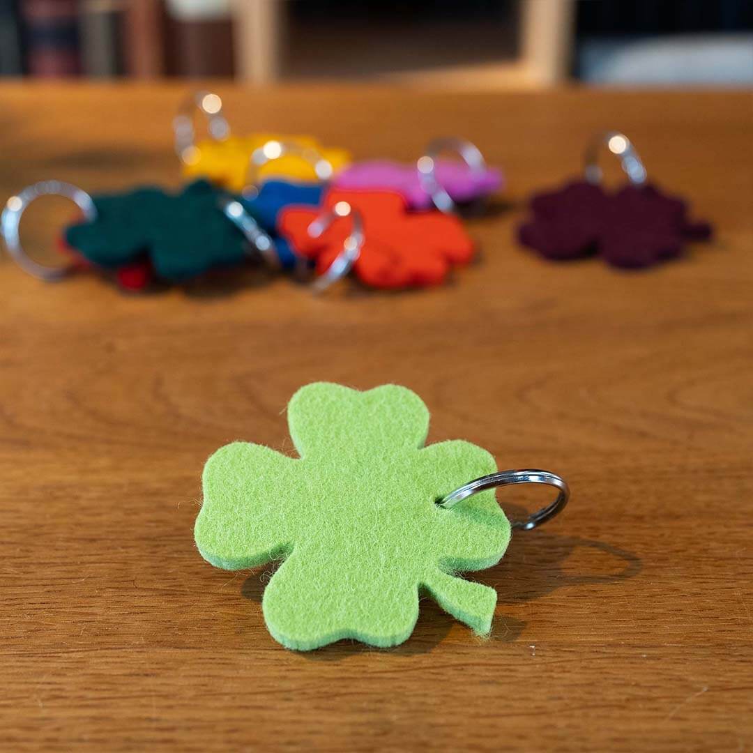 Schlüsselanhänger aus Filz: Kleeblatt Glücksbringer grün