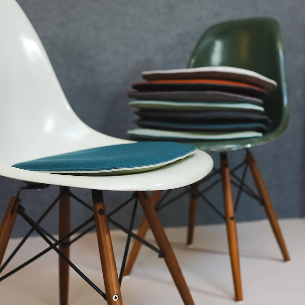 Sitzkissen auf einem Eames Stuhl
